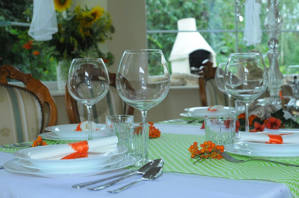 Hotel Villa Hubertus Кутно Екстериор снимка