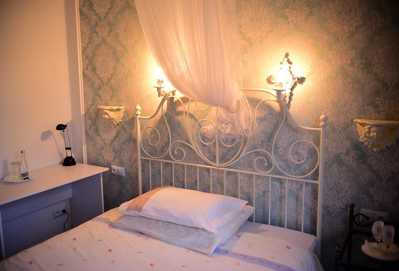 Hotel Villa Hubertus Кутно Екстериор снимка