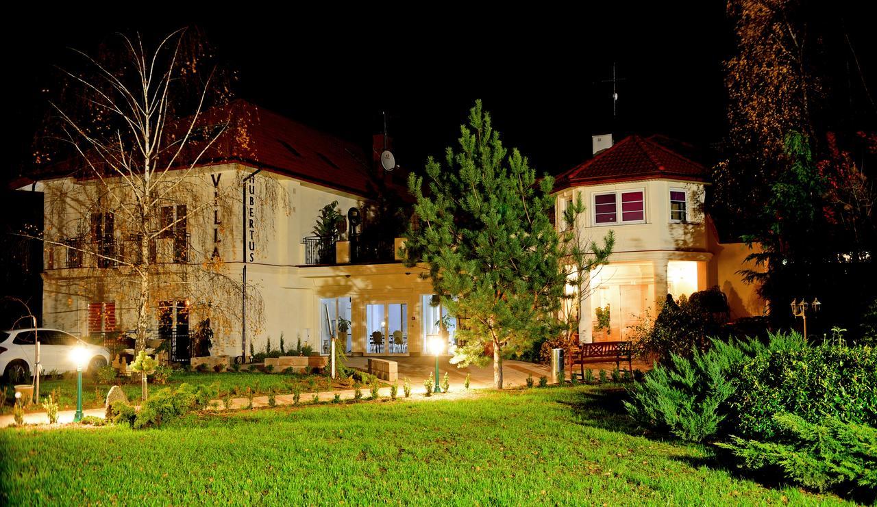 Hotel Villa Hubertus Кутно Екстериор снимка