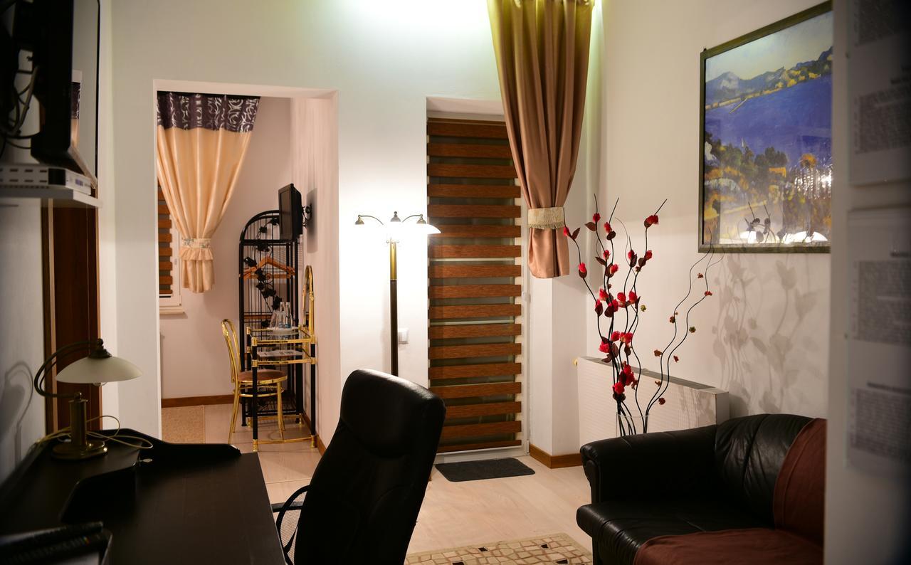 Hotel Villa Hubertus Кутно Екстериор снимка