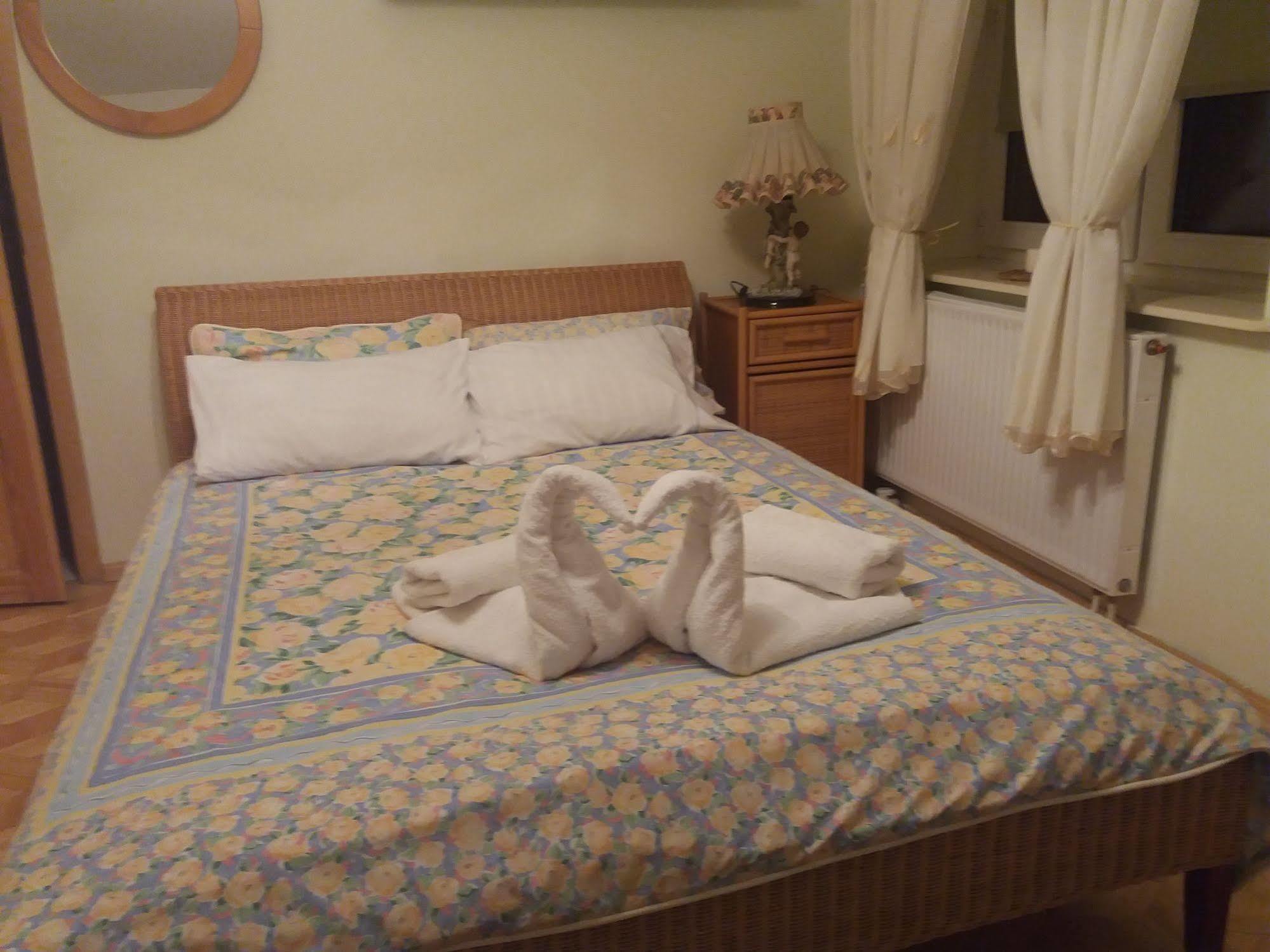 Hotel Villa Hubertus Кутно Екстериор снимка