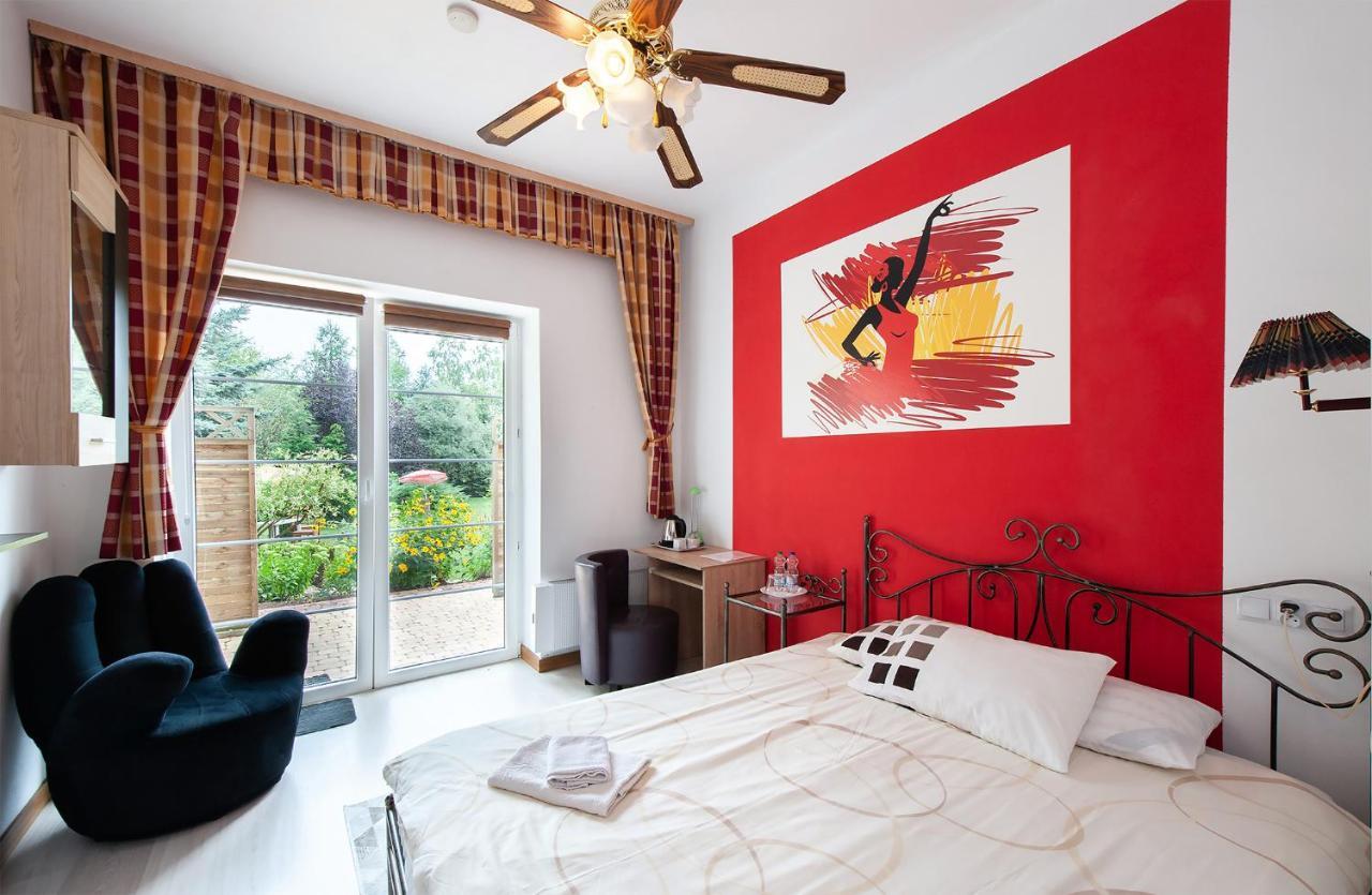 Hotel Villa Hubertus Кутно Екстериор снимка