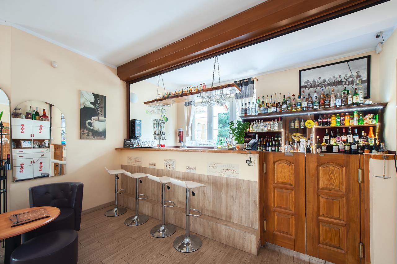 Hotel Villa Hubertus Кутно Екстериор снимка