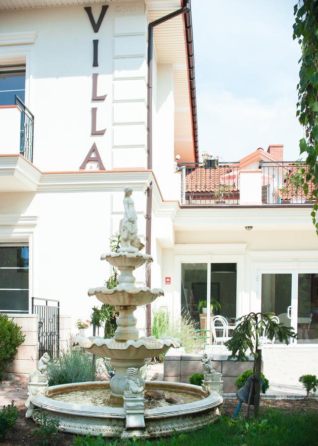Hotel Villa Hubertus Кутно Екстериор снимка